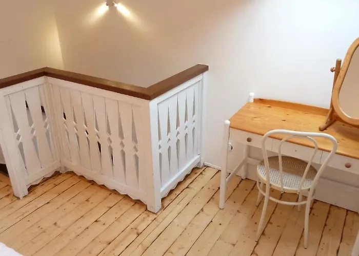Cozy Cottage With Private Garden, Romantic Retreat Apartment *