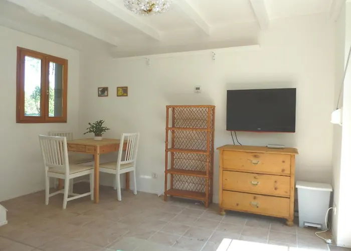 Apartment Cozy Cottage With Private Garden, Romantic Retreat *